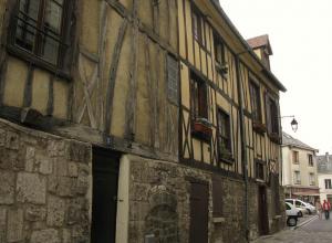 Вид с улицы Rue du Chapitre в сторону главной площади, Вернон Вид с улицы Rue du Chapitre, Вернон, Франция